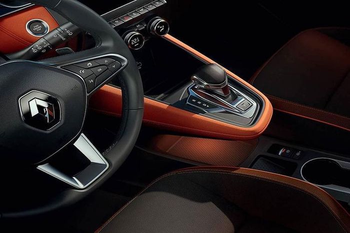 Cho tới khi phiên bản hybrid được bán ra vào năm sau, khách hàng sẽ có thể lựa chọn giữa ba động cơ xăng và hai động cơ diesel. Trong đó, các phiên bản chạy xăng gồm: tăng áp 3 xi-lanh TCe 100 1.0 lít tạo ra 100 PS và mô-men xoắn 160 Nm, 4 xi-lanh TCe 130 1,3 lít 130 PS/240 Nm và TCe 155 4 xi-lanh 155 PS/ 270 Nm. Captur TCe155 được trang bị hộp số ly hợp kép 7 cấp EDC (tùy chọn trên bản TCe 130).