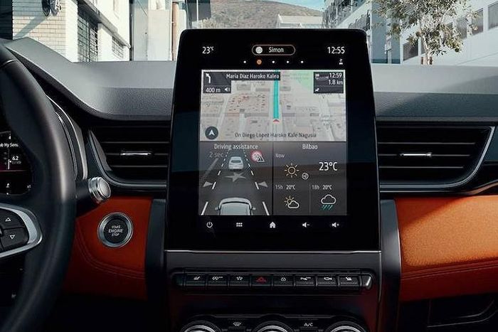 Tất cả đều tương thích với Android Auto và Apple CarPlay. Thiết kế bảng táp-lô của xe rất giống với Clio mới, với bảng đồng hồ là màn hình7 hoặc 10 inch. Ở phía sau, băng ghế phía sau dạng trượt tương tự thế hệ trước đã quay trở lại, giúp khách hàng dễ dàng cấu hình nội thất tùy theo mục đích sử dụng.