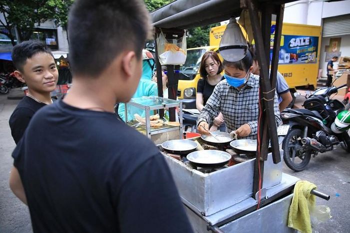Xe bánh nướng của chị Phương (quận 5, TP.HCM) nhiều ngày nay trở nên quá tải vì lượng người mua quá đông.