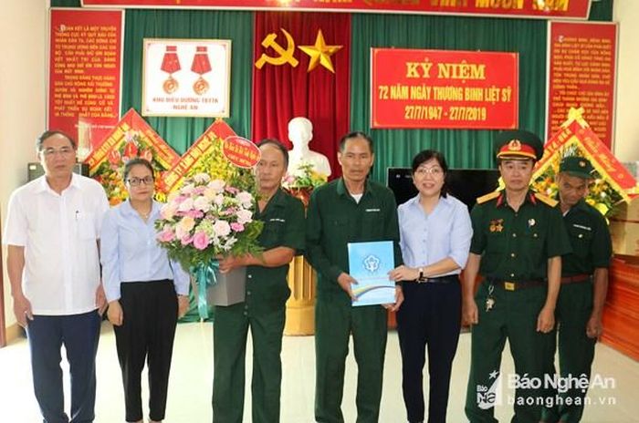 Tặng quà cho các thương binh tại Khu Điều dưỡng thương binh tâm thần kinh.