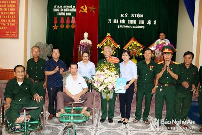 Thăm hỏi, tặng quà tại Trung tâm Điều dưỡng thương binh Nghệ An.