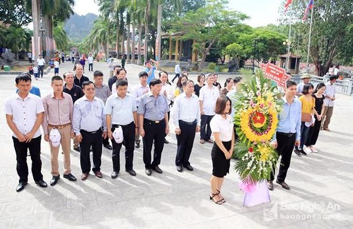Đoàn công tác dâng hoa tại Đài tưởng niệm Nghĩa trang liệt sỹ Quốc tế Việt - Lào. Ảnh: Hồ Phương