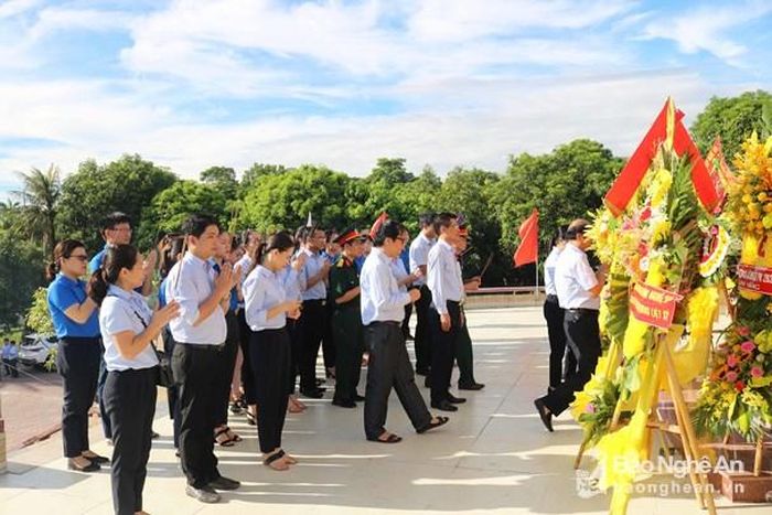 Đoàn công tác BHXH tỉnh dâng hoa, dâng hương tại Nghĩa trang liệt sỹ thành phố Vinh.