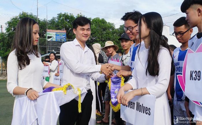 Đại diện Ban tổ chức trao cờ lưu niệm cho các đội tham dự giải. Ảnh: Sỹ Hưng