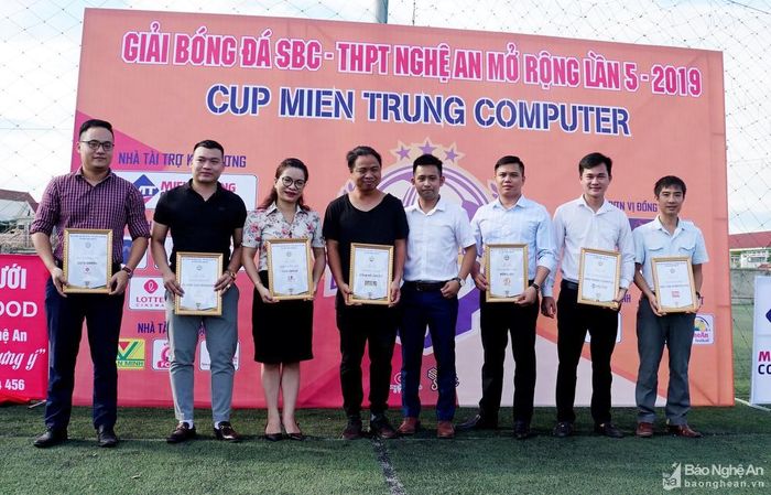 Năm nay, Miền Trung Computer là nhà tài trợ kim cương của giải đấu, cùng nhà tài trợ vàng Lotte Cinema, Động Lực, Dê Vườn Xoài, Thép Hùng Hà. Trong ảnh: Ban tổ chức trao kỷ niệm chương cho các nhà tài trợ. Ảnh: Sỹ Hưng