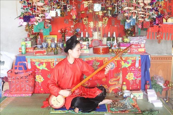 Nghệ nhân Liễu Thị Minh Thơ (huyện Cao Lộc, Lạng Sơn) luyện tập thực hiện nghi lễ then. Ảnh: Ngọc Tùng/TTXVN