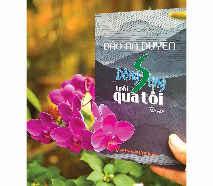 Bìa tập tản văn “Dòng sông trôi qua tôi”. Ảnh: Đ.A.D