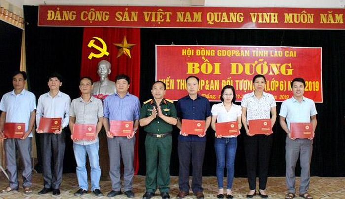 Trao chứng chỉ cho các học viên.