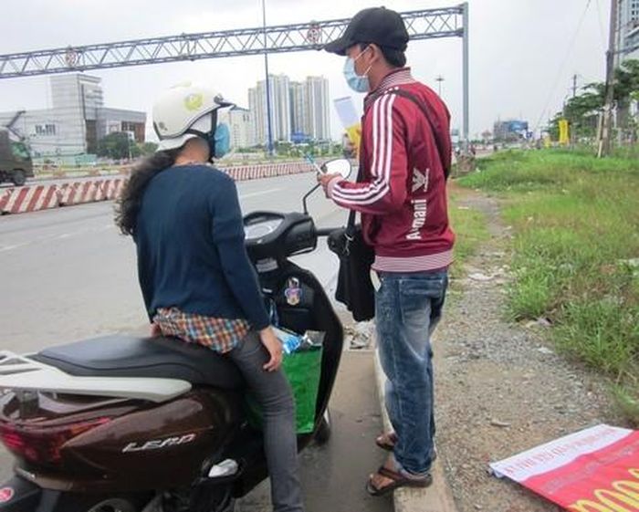Một người hỏi mua bảo hiểm xe giá rẻ ngoài đường