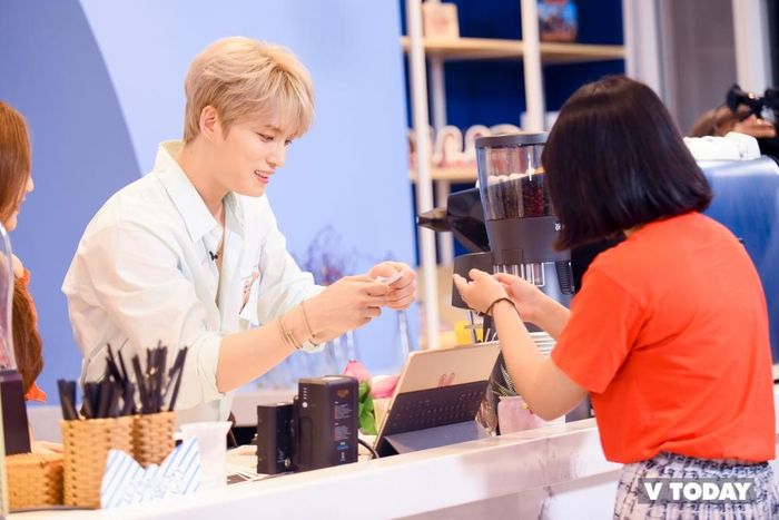 Trong chương trình, Kim Jae Joong với sự giúp đỡ của MC Jin Ju đã trò chuyện và nhận yêu cầu từ fan. Sau đó, cựu thành viên DBSK tự tay pha chế và phục vụ cho từng người theo yêu cầu của họ.