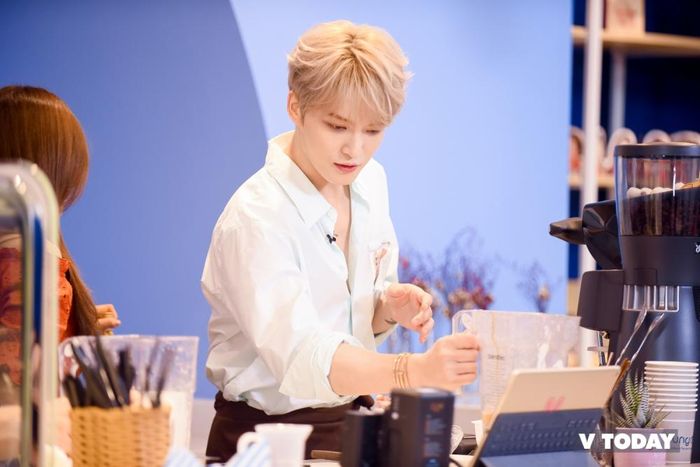 Trong lúc pha chế thức uống, Kim Jae Joong luôn tươi cười và tạo sự gần gũi với fan.