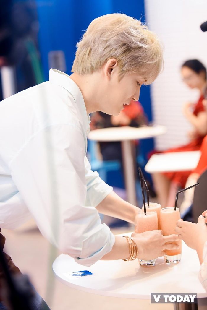 Anh đích thân mang thức uống ra bàn cho các fan có mặt. Trước đó, Kim Jae Joong đã đáp chuyến bay sang Việt Nam để chuẩn bị góp mặt trong một đêm nhạc Việt – Hàn vào ngày 26/7.