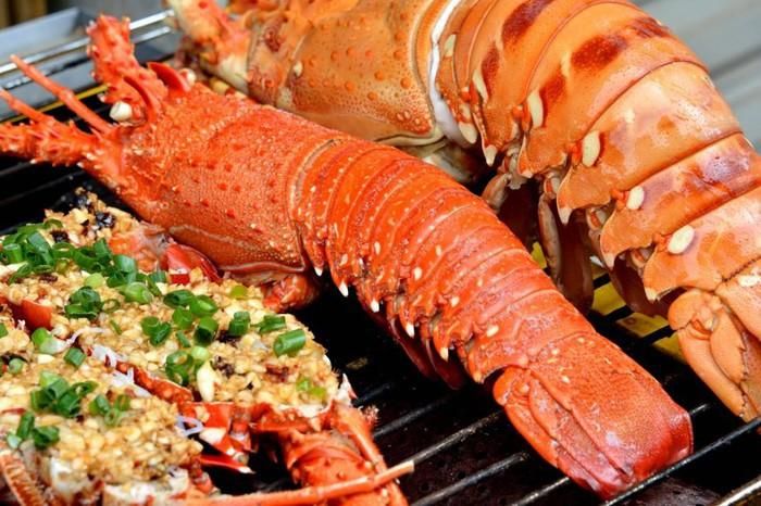 Tôm hùm: Được tôn vinh là vua của các loại hải sản giá trị dinh dưỡng cao, tôm hùm hấp dẫn thực khách với khối lượng thịt chắc, dai, ngọt. Người ta thường chế biến tôm hùm thành nhiều món nhưng đơn giản mà ngon là hấp bia hoặc nướng.