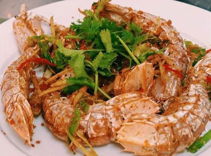 Bề bề là một loại hải sản Cát Bà được nhiều người yêu thích. Những con bề bề ở đây khá to, mẩy và chắc thịt, có thể hấp lên với bia, sả. Bề bề nướng cũng tạo nên vị thơm khó cưỡng và được lòng nhiều du khách.