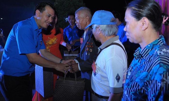  Dịp này, Đoàn đã tặng quà cho 20 gia đình chính sách, thương binh, gia đình có công với cách mạng có hoàn cảnh khó khăn, mỗi suất trị giá 1,2 triệu đồng. Đồng thời đến thăm, tặng quà 4 gia đình chính sách có hoàn cảnh khó khăn.