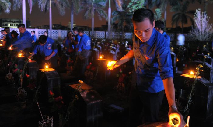 Tuổi trẻ cơ quan T.Ư Đoàn, huyện Đông Anh và nhiều đơn vị trên địa bàn huyện đã thắp lên ánh nến bày tỏ lòng biết ơn sâu sắc