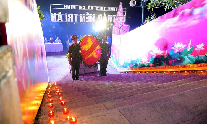 Tiếp đó các đại biểu đã dâng hoa và hương lên tượng đài Tổ quốc ghi công và các phần mộ liệt sỹ