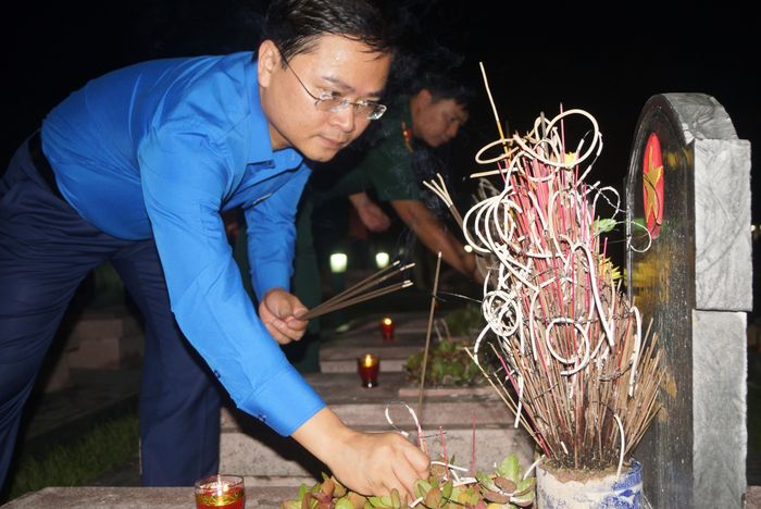 Bí thư thường trực T.Ư Đoàn Nguyễn Anh Tuấn thắp hương trên phần mộ các anh hùng liệt sỹ ẢNH: NGUYỄN MINH