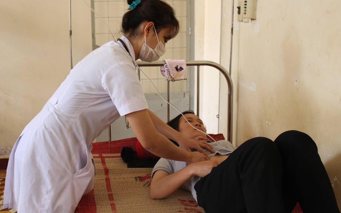 Một bệnh nhân được điều trị tại cơ sở y tế Đắk Lắk (ảnh: báo Nhân Dân).