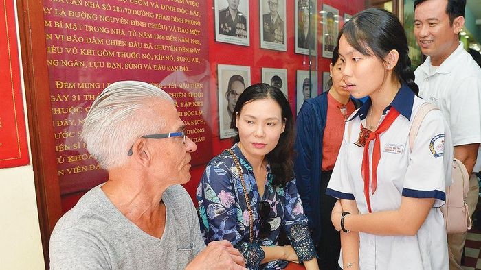 Giao lưu giữa thầy trò Trường THCS Minh Đức (quận 1) và du khách