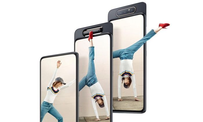 Người dùng truy cập camera selfie bằng cách trượt máy xuống, camera chính lúc này sẽ xoay ngược từ sau ra trước và đảm nhiệm vai trò làm camera selfie.