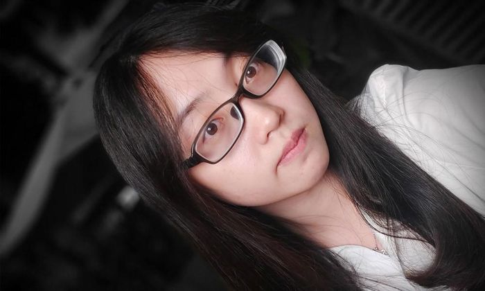 Khi kích hoạt chế độ chụp chân dung selfie, camera của A80 cho ra màu sắc rất tốt, phù hợp với điều kiện ánh sáng môi trường xung quanh. Da mặt cũng được thuật toán AI xử lý để nịnh mắt hơn.