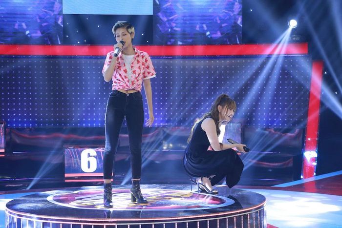 Trong khi đó, cô gái số 4 Thu Thủy lựa chọn lại có giọng ca thảm họa, trái ngược hoàn toàn với ngoại hình cá tính và thần thái lạnh lùng, cuốn hút. Khi nghe nữ thí sinh cất lên những câu hát đầu tiên, Thu Thủy ngồi gục tại sân khấu. Trong khi đó, Chi Dân lại đi vòng quanh nhảy múa để ăn mừng chiến thắng sắp tới của mình.
