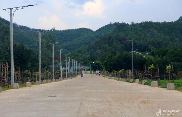 Bà con giáo dân xóm 4, xã Kỳ Tân (Tân Kỳ) hiến hơn 4ha đất, đóng góp hàng nghìn ngày công để xây dựng đường giao thông nông thôn. Ảnh: Thanh Quỳnh