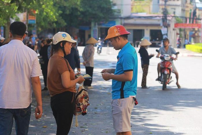 Theo ghi nhận của PV Báo Nghệ An, 2 tiếng trước khi trận đấu diễn ra, tất cả vé khán đài A1, A2 và khán đài B đã bán hết. Giá vé chợ đen đối với mệnh giá 70.000 đồng tăng lên hơn gấp đôi, khoảng 150.000 đồng/ vé. Đối với vé mệnh giá 40.000 đồng được phe vé rao với giá 60.000 đồng. Ảnh: Trung Kiên