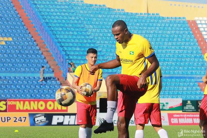 Tiền đạo Joel Vinicius là ngoại binh duy nhất của SLNA trong trận đấu này. Ảnh: Trung Kiên