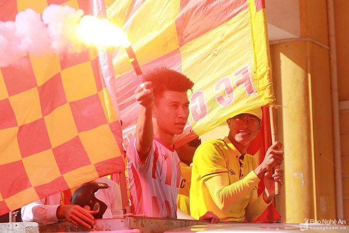 Trận đấu này còn chứng kiến các CĐV Nam Định tại Hà Nội hồi hương tiếp lửa cho thầy trò HLV Nguyễn Văn Sỹ. Ảnh: Trung Kiên