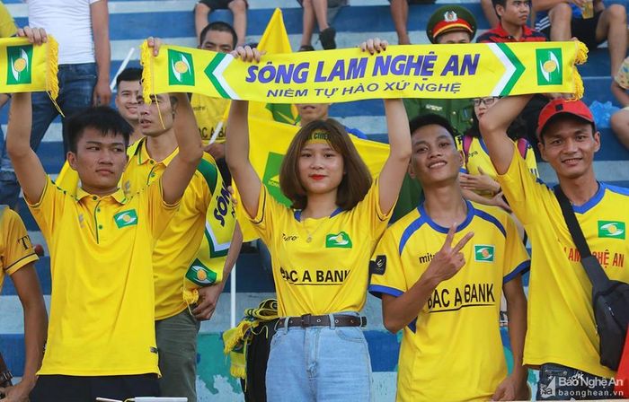 Những cổ động viên ít ỏi của đội khách SLNA từ Hà Nội xuống Thiên Trường tiếp lửa cho thầy trò HLV Nguyễn Đức Thắng. Ảnh: Trung Kiên
