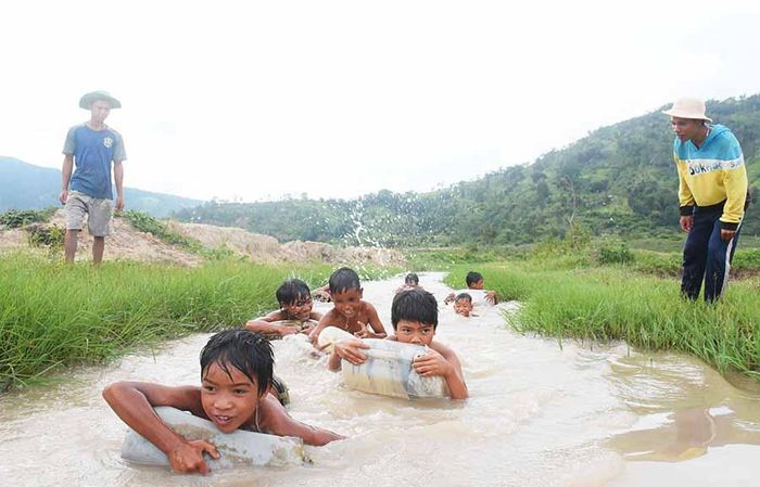 Các em nhỏ ở xã Chư Đăng Ya đang tập bơi. Ảnh: M.N