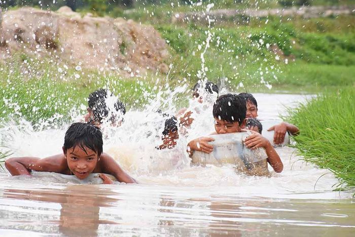 Không chỉ biết bơi, các em còn nắm được các kỹ thuật bơi khác nhau, học cách cứu người dưới nước. Ảnh: M.N