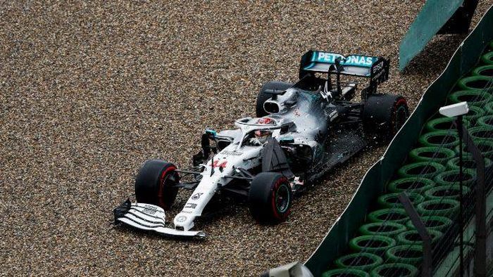 Lewis Hamilton có một ngày thi đấu thực sự đáng quên khi liên tiếp gặp trục trặc.
