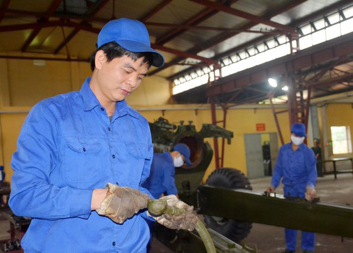 Đại úy QNCN Hoàng Kim Long kiểm tra sáng kiến đang áp dụng vào thực hiện nhiệm vụ.