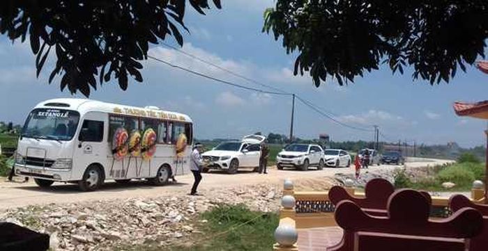  Đoàn người đưa tiễn bà Huệ về nơi an nghỉ cuối cùng