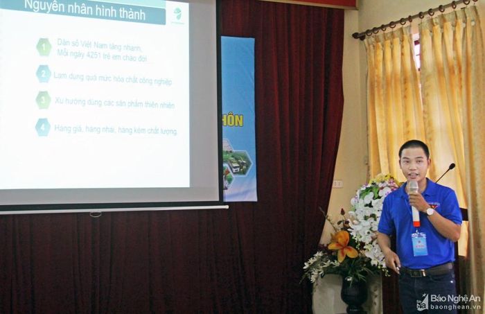 Đại diện dự án khởi nghiệp "Sản xuất chế biến và du lịch nông dược theo hướng thuần tự nhiên" thuyết trình và trả lời câu hỏi từ Ban Tổ chức cuộc thi. Ảnh: Thanh Quỳnh