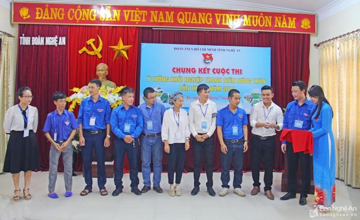 Đại diện 9 dự án khởi nghiệp bốc thăm để trình bày ý tưởng của đội mình tại vòng Chung kết. Ảnh: Thanh Quỳnh