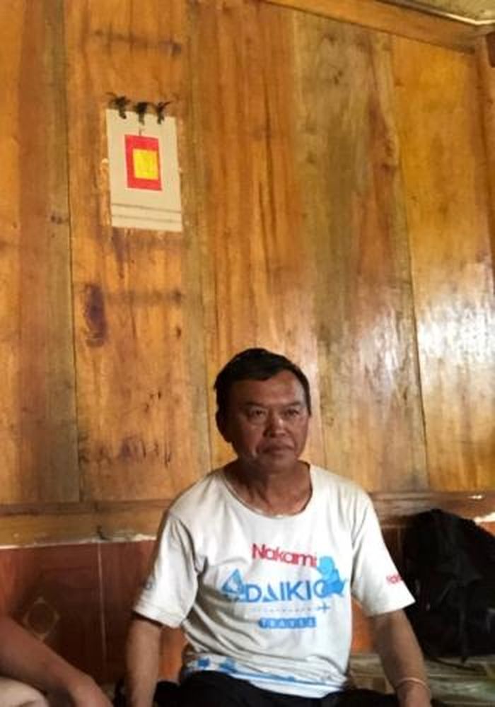 Trưởng bản Mùa A Đua ngồi ở vị trí chủ nhà, dưới bàn thờ, theo phong tục người Mông.