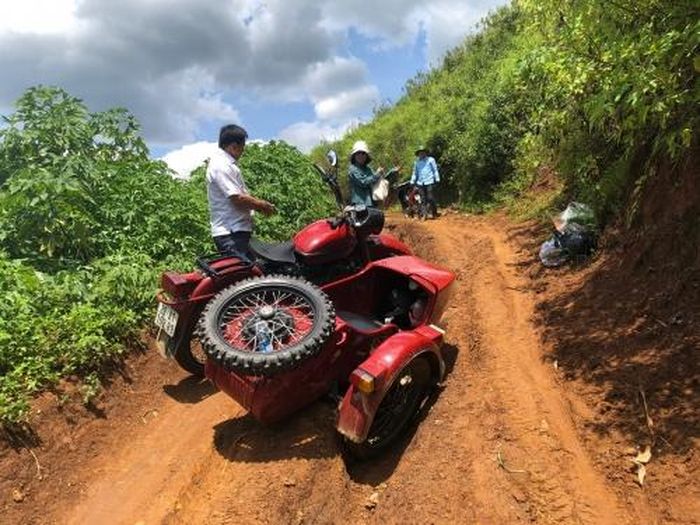 Chiếc side-car 650 phân khối chịu "khuất phục" trước cung đường khó đi.