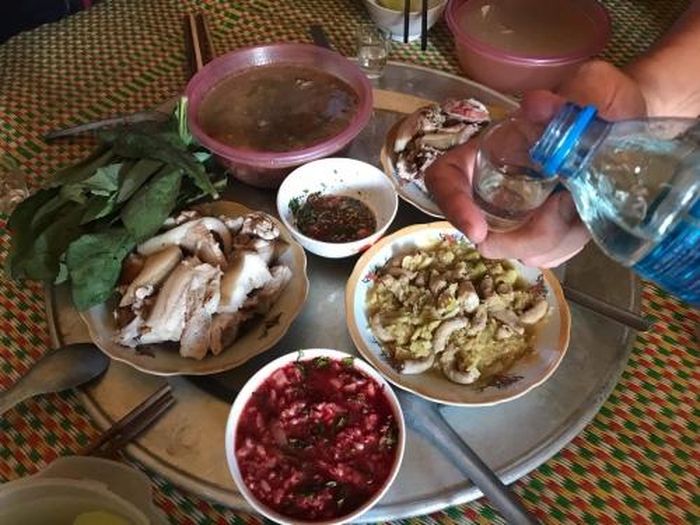 Bữa cơm trên bản Cu Vai với món măng xào lòng lợn, canh trâu rừng...