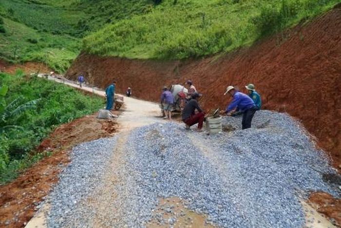 Đường lên Cu Vai đang được bê tông hóa, điều này sẽ giúp kéo du khách tới nhiều hơn.