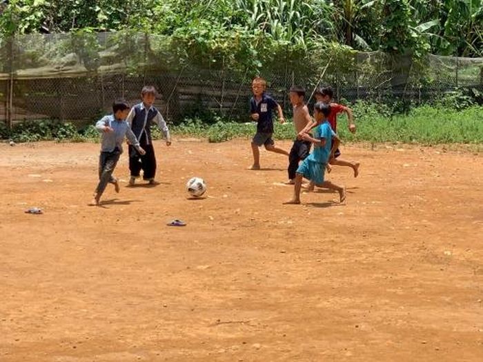 Lũ trẻ trên Cu Vai phấn khích với trò chơi mới.