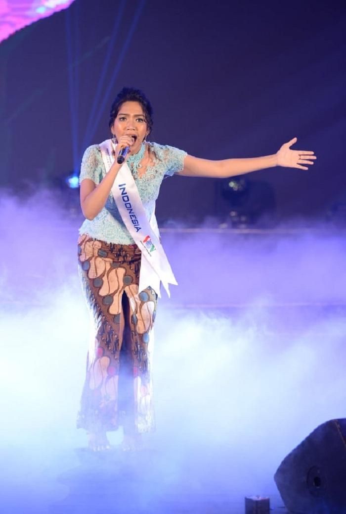 Thí sinh Olivia Christina (Indonesia) hát ca khúc “Stand up for love”. Giám khảo - NSND Trọng Đài cho hay, phần trình diễn của Olivia gây được thiện cảm tốt với khán giả và ban giám khảo. Còn giám khảo Parichat Euprasert khuyên: "Bạn có giọng hát nội lực, nhưng nếu hát nhẹ nhàng, tình cảm ở phần đầu và đẩy cao trào lên ở phần cuối thì sẽ gây bất ngờ nhiều hơn cho khán giả”. Olivia Christina là một trong hai thí sinh được trao giải ba trong đêm chung kết cuộc thi "Tiếng hát ASEAN+3".