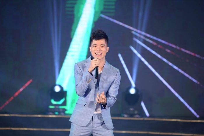 Ca sĩ Tiến Mạnh thể hiện ca khúc "In the music tonight" - một sáng tác Đinh Mạnh Ninh.