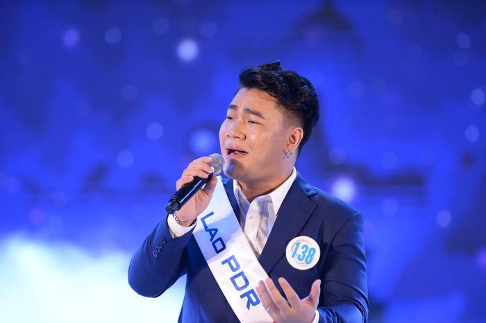 Thí sinh SoukthavySouthammavong đến từ Lào là người mở đầu phần thi trong đêm chung kết "Tiếng hát ASEAN+3". Anh thể hiện ca khúc “You are the reason”. Giám khảo - NSND Trọng Đài nhận xét: Phần thể hiện của SoukthavySouthammavong có sự truyền cảm hứng nhưng anh hát chưa tốt bằng đêm bán kết. Ông khuyên thí sinh này nên hát rõ phần vocal hơn. Giám khảo Thái Lan Parichat Euprasert đồng quan điểm với NSND Trọng Đài. Bà còn khuyên thí sinh này nên để thêm nhiều dấu ấn cá nhân vào phần trình diễn. Kết thúc đêm thi, thí sinh đến từ đất nước Lào được trao giải: Thí sinh ấn tượng nhất.
