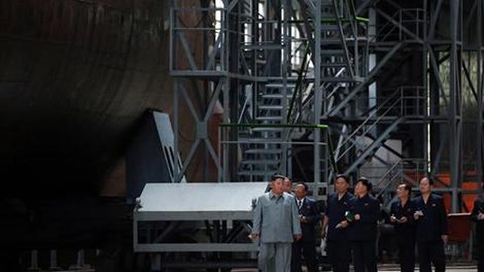 Chủ tịch Kim Jong-un thăm một tàu ngầm tấn công của CHDCND Triều Tiên. 