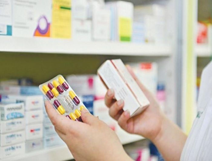  Thuốc giả thường có màu nhạt hơn, chữ in trên bao bì có thể bị nhòe, không rõ nét, chất liệu bao bì không tốt, dễ bong tróc, liều dùng ghi lộn xộn, sai lỗi chính tả 