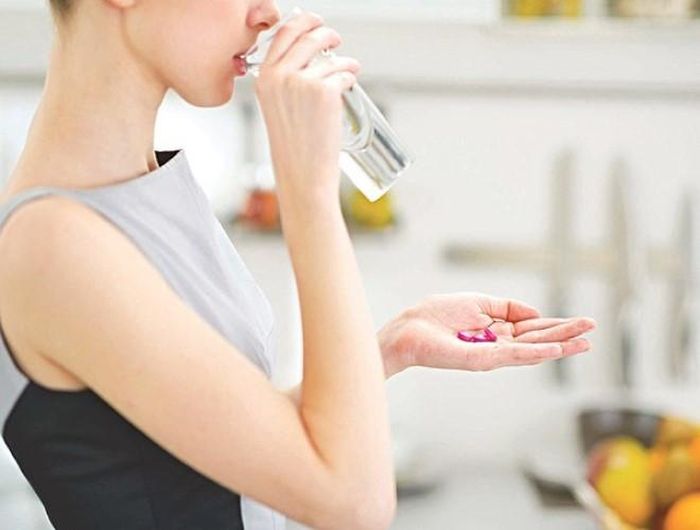  Bước 1: Bạn hãy mở bao bì ra, quan sát xung quanh hộp thuốc bạn sẽ thấy một dãy số gồm 15 kí tự. Đây là mã xác minh 